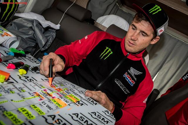 画像: ステージ5が終了し、現在、総合1位のリッキー・ブラベック(ホンダ)。明日からのルートチェック
