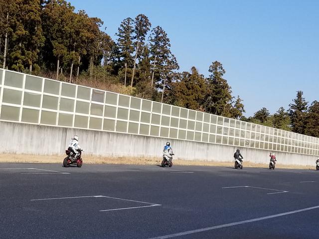 画像: 一番後ろから着いていく葉月(ゼッケン77)。 「講習はゆっくり走行だなぁ」って思ってたらしい笑