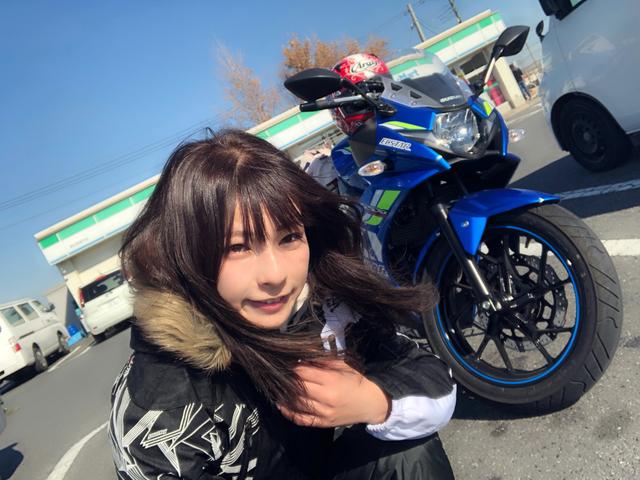 画像: お腹空いてるので、軽くつまんで、スタート♡ ここのファミマ、トラックだらけでした。