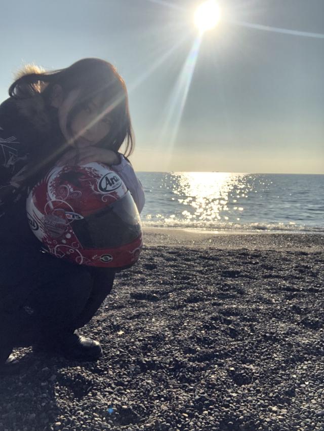 画像: 海がギラギラしてる〜。顔にかかってるけど気にしないで♡