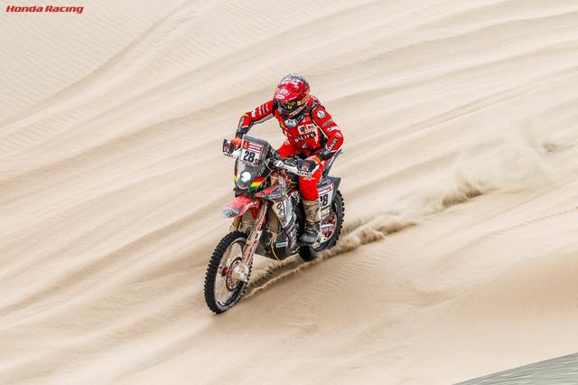 画像: ステージ9で見事2位に入ったのは、ホンダのダニエル・ノジリア。ホンダのワークスライダーではありませんが、卓越したライディングテクニックとCRF450Rallyの性能を見せつけたステージでした。