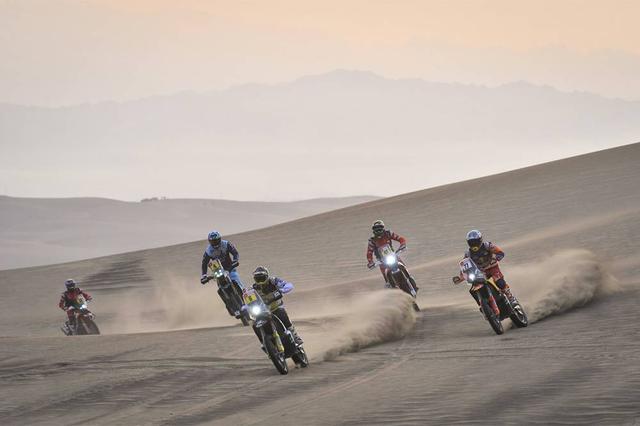 画像: 現在1位のトビー•プライス(KTM)と2位のパウロ•クインタニラ(ハスクバーナ)のタイム差は約2分、3位のマティアス•ウォークナー(KTM)は3分28秒と接戦が続いています。明日の最終結果によっては、まだまだ総合順位が入れ替わる可能性が高いですね。