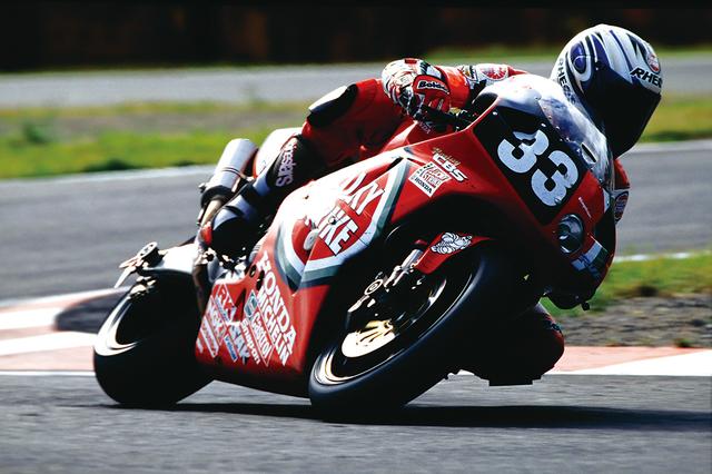 画像: 鈴鹿8耐には'88年から出場を開始し、これまでPP7回、4勝(歴代2位タイ)という成績を収め“ミスター8耐”とも呼ばれる伊藤真一さん。'97年、'98年には宇川徹選手と組んで、RVF/RC45による2連覇を成し遂げている。