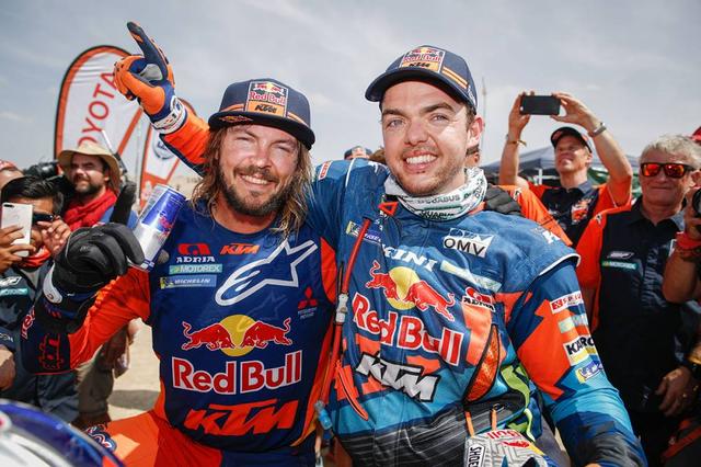 画像: ダカールラリー2019総合優勝のトビー•プライス(左)と、総合2位のマティアス•ウォークナー(右)。3位にもKTMのサム•サンダーランドが入賞し、KTMファクトリーライダーがワン•ツー•スリーフィニッシュを決めました。
