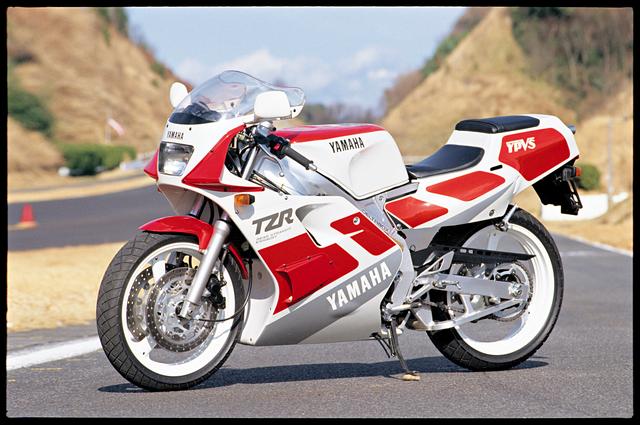 画像: ●水冷2スト・クランクケースリードバルブ並列2気筒●249cc●45PS/9500rpm●3.8kg-m/8000rpm●136kg●110/70R17・140/60R18●59万6000円●1989年2月