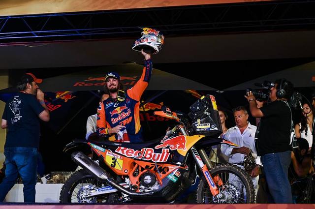 画像: 2016年のダカールラリーの覇者、トビー•プライス(KTM)が圧倒的なライディングテクニックと、安定したレース運びで再びダカールラリーの王者に返り咲きました!