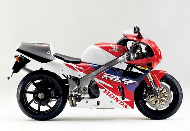 画像: 「RC45(RVF)」とは? VFR750R/RC30の後継モデル。世界耐久ロードレース選手権シリーズなどで活躍したワークスマシン「ホンダRVF750」の技術と軽量素材を多用した、ハイグレードなSSバイクとして、'94年に500台限定で発売された。