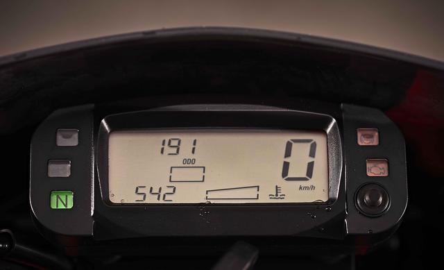 画像: コンパクトなデジタルメーターは多機能。一般的な機能に加えて、トップスピード、バッテリー電圧、走行セッション間の移動距離を表示するツイントリップメーター機能を持ったトラベルダイアリーを装備しています。