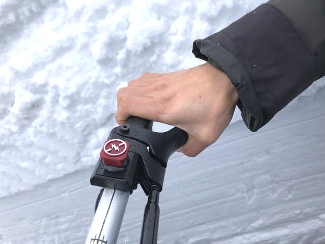 画像2: 前輪がスキー板で後輪がベルト上のトラックと呼ばれるもので、バイクらしい見た目はシートとハンドルぐらいですか……?