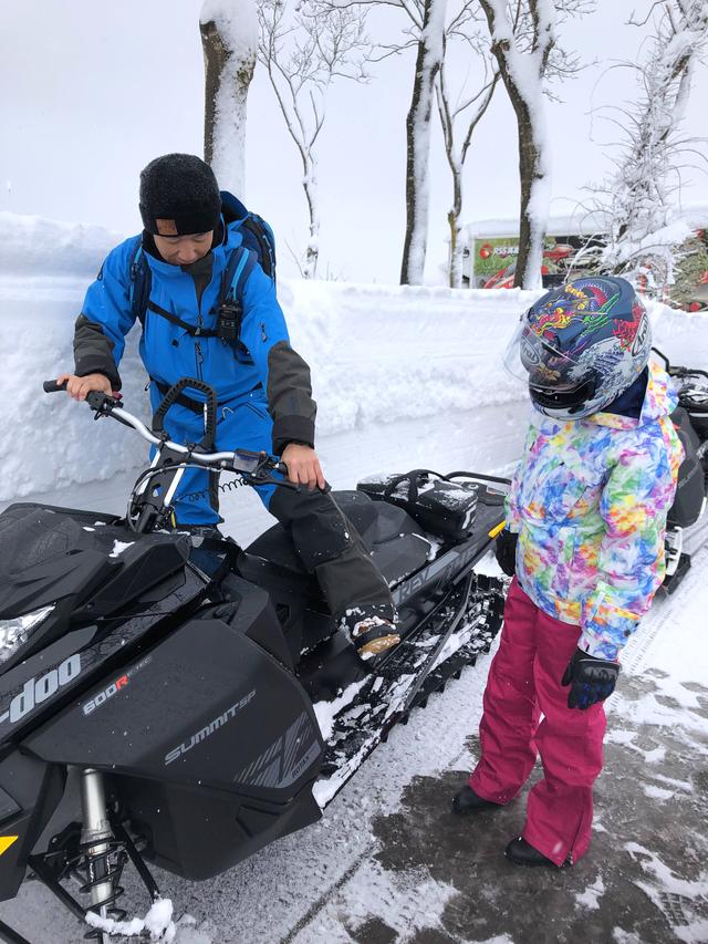 画像3: 前輪がスキー板で後輪がベルト上のトラックと呼ばれるもので、バイクらしい見た目はシートとハンドルぐらいですか……?