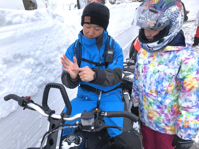 画像1: 前輪がスキー板で後輪がベルト上のトラックと呼ばれるもので、バイクらしい見た目はシートとハンドルぐらいですか……?