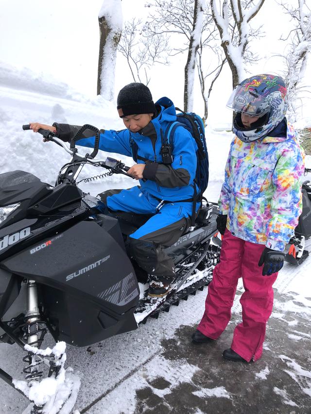 画像5: 前輪がスキー板で後輪がベルト上のトラックと呼ばれるもので、バイクらしい見た目はシートとハンドルぐらいですか……?