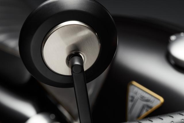 画像: ミラーの中央部分はプレミアムブラシ仕上げのニッケル合金を使用。