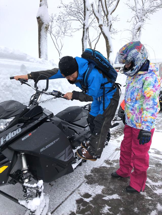 画像6: 前輪がスキー板で後輪がベルト上のトラックと呼ばれるもので、バイクらしい見た目はシートとハンドルぐらいですか……?