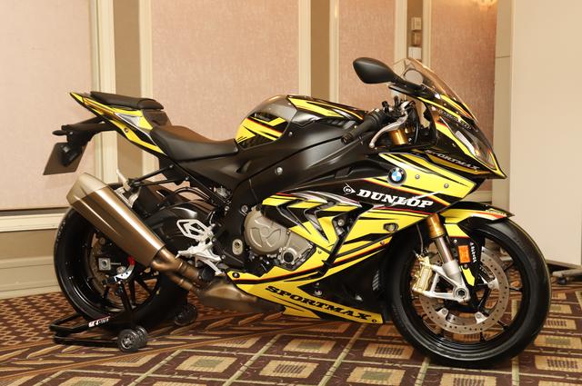 画像: BMW S1000RRに装着されているのが、ダンロップの「SPORTMAX Q4」。