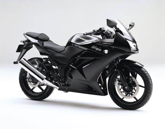 画像: KAWASAKI ニンジャ250R(2008年12月) 2009モデルではカラーリングを変更。ライムグリーン、メタリックディアブロブラック、サンビームレッドの3色に。 ●水冷4ストDOHC4バルブ並列2気筒●248cc●31PS/11000rpm●2.1kg-m/8500rpm●168kg●110/70-17・130/70-17●52万3000円