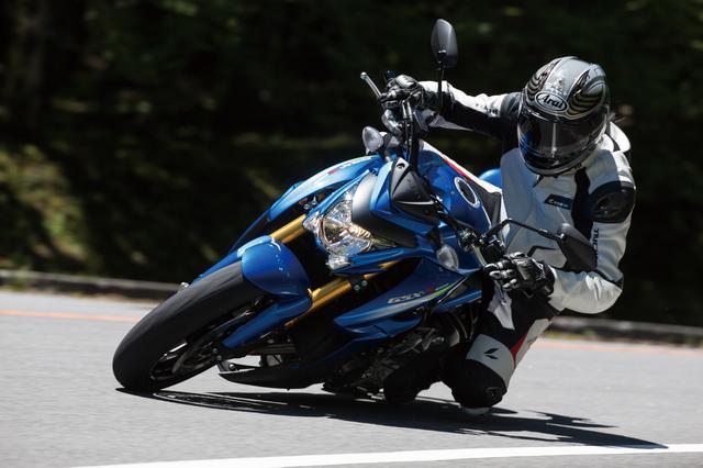 画像: エンジンと車体はSSモデルのようなタッチで、走りの世界に誘惑する。ただ、それに乗せられてペースを上げ過ぎると、足回りが先に音を上げる。減衰が追いつかず、弾かれるような挙動が出やすくなる。それまでは頼もしく強い紳士…そんなバイクだ。クセがなく、扱いやすいハンドリングが魅力で、乗り手を選ばない。
