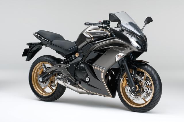 画像: KAWASAKI Ninja400 ABS Limited Edition(2014年12月) 水転写によるカーボン柄の風合いをアッパー&アンダーカウル、シートカウル、タンクカバーに採用したLimited Editionが300台限定で登場。 ●水冷4ストDOHC4バルブ並列2気筒●399cc●44PS/9500rpm●3.8kg-m/7500rpm●15L●211㎏●120/70ZR17・160/60ZR17●75万1680円