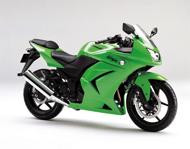 画像: KAWASAKI ニンジャ250R(2008年4月) カワサキが久々に新開発した250ccロードスポーツ。ニンジャを名乗るに値するスポーティなフルカウルを纏った車体には、ZZR250用をベースとする水冷4バルブDOHCツインを搭載。180度クランクや直打式バルブ駆動を採用するなど、新設計に匹敵する大幅な改良を受けた。 ●水冷4ストDOHC4バルブ並列2気筒●248cc●31PS/11000rpm●2.1kg-m/8500rpm●151kg●775mm●110/70-17・130/70-17●49万8000円