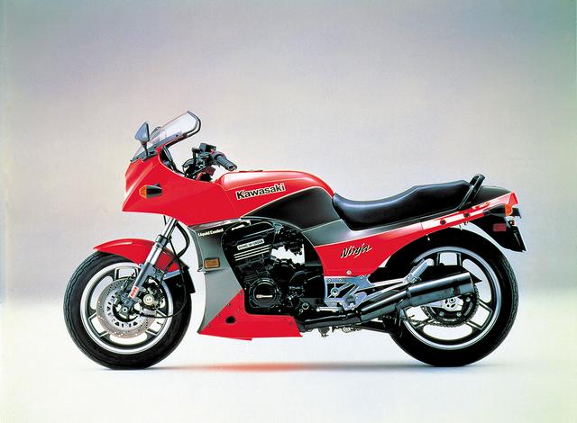 画像: KAWASAKI GPZ900R ●水冷4ストDOHC4バルブ並列4気筒●908cc●115PS/9500rpm●8.7kg-m/8500rpm●234kg●120/80V16・130/80V18●輸出車