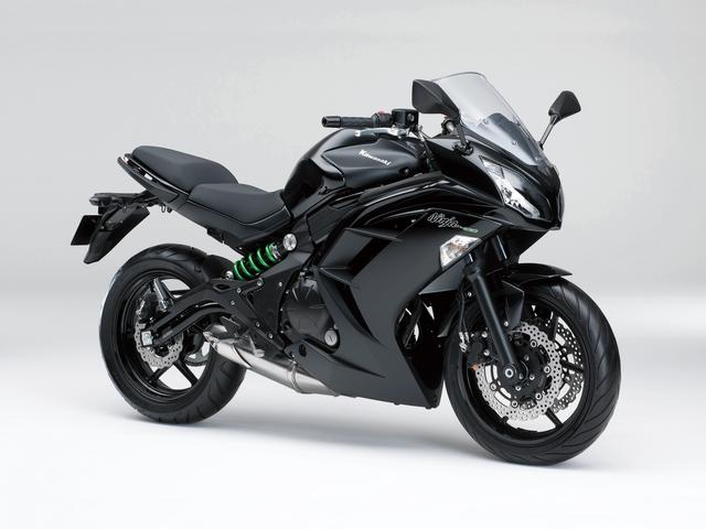 画像: KAWASAKI Ninja400 / Special Edition / ABS Special Edition(2014年12月) 低中回転域の豊かなトルクと、スムーズなスロットルレスポンスを備えるエンジンを搭載。ニンジャ・シリーズ共通のアグレッシブかつ快適性にも配慮したデザインのフルカウル、スリムで剛性バランスにも優れたスチール製ダブルパイプペリメターフレームを採用する。 ●水冷4ストDOHC4バルブ並列2気筒●399cc●44PS/9500rpm●3.8kg-m/7500rpm●209㎏/211kg(ABS SE)●120/70ZR17・160/60ZR17●66万8520円/68万9040円 (SE)/74万880円 (ABS SE)