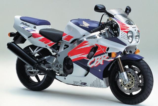 画像: HONDA CBR900RR Fire Blade(1992) 900ccの排気量でも運動性能で勝負すれば、ファンtoライドなモデルが製作できることを実証した現代スーパースポーツの元祖。その驚異的な軽さは、元々750ccモデルとして企画されたため。エンジンは400RR/250RR同様、精密/確実なカムギアトレインで、V4に対する直4ユニットの意地を見せた。 ●水冷4ストDOHC4バルブ並列4気筒●893cc●124PS/10500rpm●9.0kg-m/8500rpm●185kg(乾)●130/70ZR16・180/55ZR17●輸出車