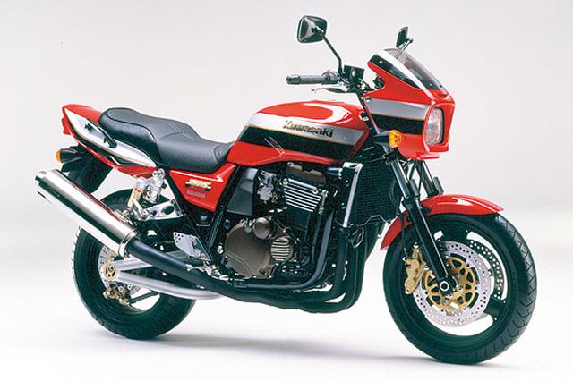 画像: KAWASAKI ZRX1200R(2001/3) ローソンレプリカ風のスタイルや豪快な走りで人気のZRX1100がモデルチェンジ。排気量を1164ccにアップし、メッキシリンダーなどを採用した新型エンジンを搭載。フレームの改良や、楕円断面トラススイングアーム採用など、車体も大きく変更されているが、特徴的なスタイルはそのまま。 ●水冷4ストDOHC4バルブ並列4気筒●1164cc●100PS/8000pm●10.4kg-m/6000rpm●223kg●120/70ZR17・180/55ZR17●96万円