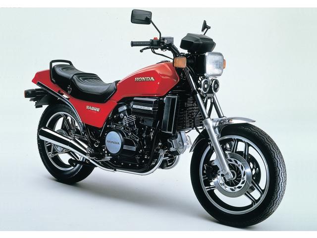 画像: HONDA VF750セイバー(1982/4) 市販2輪車用として世界初の水冷V4エンジンを搭載した新世代スポーツの第一弾として登場。ソフトな乗り心地とシャフトドライブを採用したツアラー的存在。 ●水冷4ストDOHC4バルブV型4気筒●748cc●72PS/9500rpm●6.1kg-m/7500rpm●224kg●110/90-18・130-90-17●69万5000円