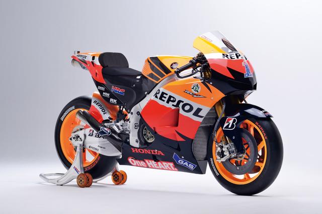 画像: HONDA RC213V(2012) 2012年よりMotoGPクラスのエンジン排気量の上限が1000ccに拡大されたことに伴い登場。エンジン形式はRC212V同様のV型4気筒を採用。デビューの2012年シーズンから2014年シーズンまでマニュファクチャラーズタイトルを獲得。ライダーズタイトルでは2013年からM・マルケス選手が2連覇を果たしている。 ●水冷4ストDOHC4バルブV型4気筒●1000cc●230PS以上●NA●NA●16インチ・16.5インチ