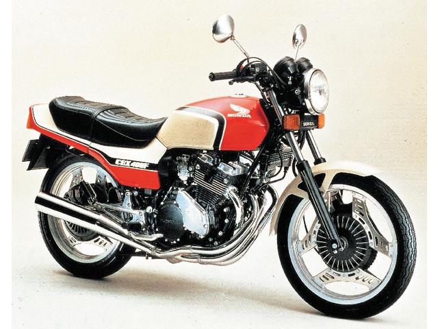 画像: HONDA CBX400F(1981/11) クラス唯一のDOHC4バルブは、中空カムシャフトやオイルリザーバータンクを装備し、パワーも当時最強の48PS。インボードディスクブレーキやアルミ鋳造スイングアーム、セミエアサスなど車体の完成度も高く、テールとウインカーを一体化したコンビランプなど、デザインも先進的だった。 ●空冷4ストDOHC4バルブ並列4気筒●399cc●48PS/11000rpm●3.4kg-m/9000rpm●189kg●3.60-18・4.10-18●48万5000円(単色47万円)