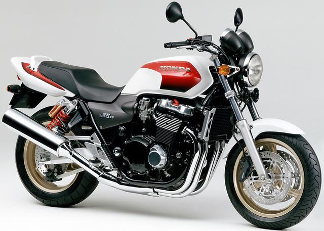 画像: HONDA CB1300SF(1998/3) X-4ベースの水冷DOHCエンジンを載せた、1000SFの後継モデル。フロントフォーク径を2mmアップ、リアサスには市販車で初のWプロリンクを装備。フロントブレーキにはホンダ車初の対向6ポットキャリパーを装着。 ●水冷4ストDOHC4バルブ並列4気筒●1284cc●100PS/7500rpm●12.2kg-m/5000rpm●273kg●130/70ZR17・190/60ZR17●94万円(ツートーン)