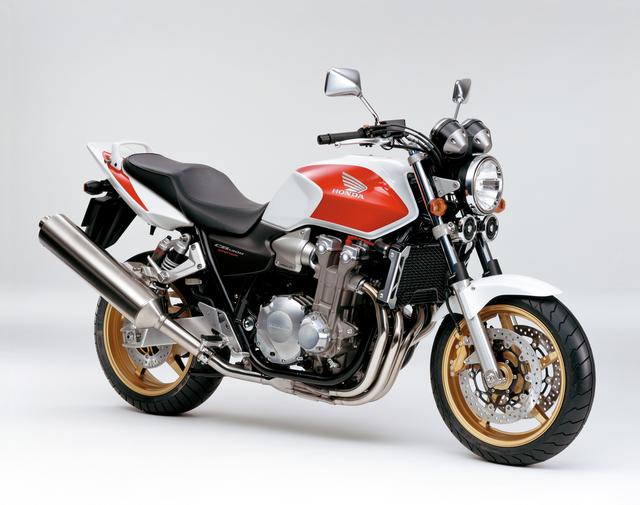 画像: HONDA CB1300SF(2004/2) タンクにストライプを施したシルバー、モノトーンのブラックを追加設定。ツートーンはホイール色をブラックからゴールドに変更。 ●水冷4ストDOHC4バルブ並列4気筒●1284cc●100PS/7000rpm●11.9kg-m/5500rpm●254kg●120/70ZR17・180/55ZR17●99万円(ツートーン)、98万円(モノトーン)