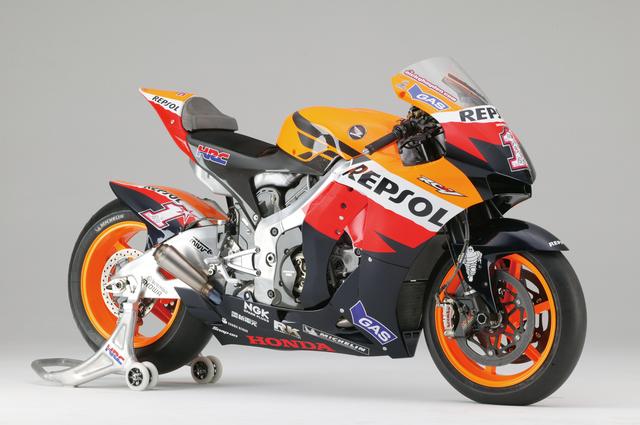画像: HONDA RC212V(2007) 2007年よりエンジン排気量の上限が990ccから800ccに変更されるのに伴い、RC211Vの後継車種として登場。RC211VのV型5気筒に対し、気筒数による最低重量の変更によりV型4気筒を採用している。2011年型では新型のシームレスミッションが採用されておりC・ストーナー選手のライディングにより6年ぶりにマニュファクチャラー・ライダー・チームのチャンピオン3冠奪回を果たした。 ●水冷4ストDOHC4バルブV型4気筒●800cc●210PS以上●NA●150kg以上●16インチ・16.5インチ