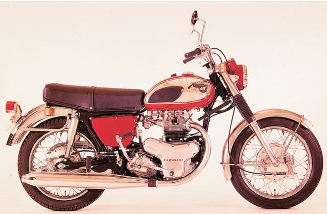画像: KAWASAKI W1(1966/9) メグロK2型をベースに8mmボアアップしたOHVのエンジンは4速ミッションとは別体構造で、シリンダーヘッドはアルミ製。そのルックス、メカニズムとも英国車のイメージで、リアブレーキは左、シフトペダルが右とされている。 ●空冷4ストOHV2バルブ並列2気筒●624cc●47PS/6500rpm●5.4kg-m/5500rpm●199kg●3.25-18・3.50-18●32万8000円