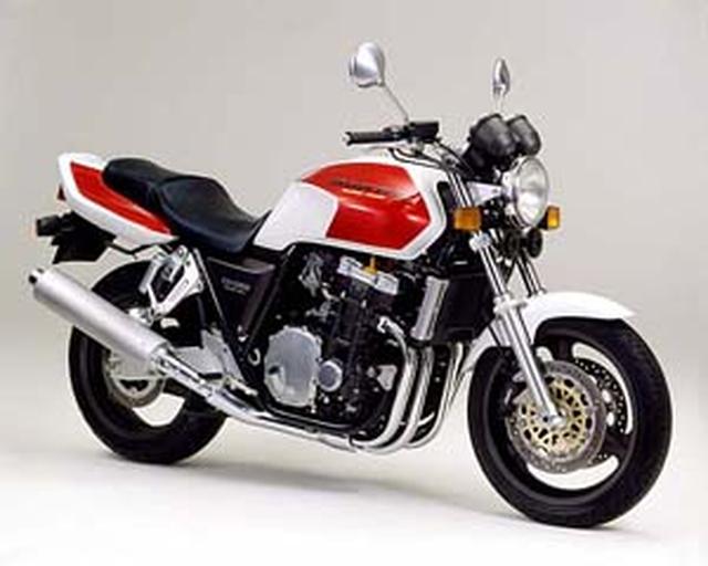 画像: HONDA CB1000SF(1992/11) 巨大で力強いイメージを押し出したプロジェクトBIG-1の申し子。水冷DOHCフォアは点火にPGM-IGが採用され、幅広い回転域で力強い燃焼力を発揮。オーソドックスな鋼管ダブルクレードルフレームにはカートリッジタイプのφ43mmフォーク、リザーバータンク付き2本ショックとアルミ製スイングアームを組み合わせる。 ●水冷4ストDOHC4バルブ並列4気筒●998cc●93PS/8500rpm●8.6kg-m/6000rpm●260kg●120/70R18・170/60R18●92万円