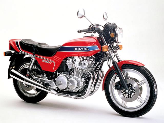 画像: HONDA CB900F(1978) 70年代後半、世界中の耐久レースで無敵を誇った耐久レーサー・RCBのノウハウを市販車にフィードバックした、CB750FOURに代わる新世代スーパースポーツ。DOHC直4エンジンは4バルブヘッドを与えられ、リッター100PSを軽々オーバーする高性能なもの。流麗なラインで構成されたデザインも印象的だった。 ●空冷4ストDOHC4バルブ並列4気筒●901cc●95PS/9000rpm●7.9kg-m/8000rpm●232kg(乾)●3.25-19・4.00-18●輸出車