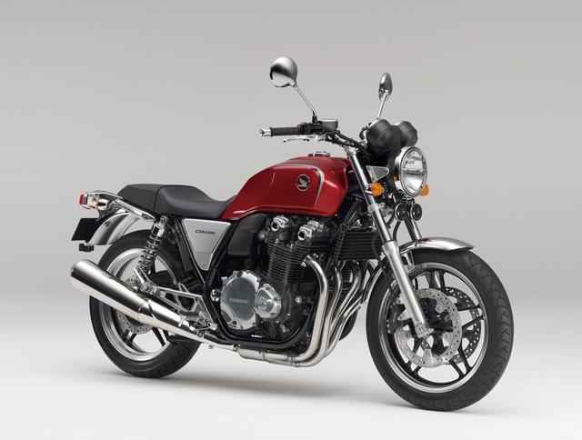 画像: HONDA CB1100<Type II>/ABS(2010/6) Type Iに比べ、Type IIはハンドルグリップ部を30mm低く23mm前方に、幅を40mm狭く設定することでスポーティなライディングポジションとした。 ●空冷4ストDOHC4バルブ並列4気筒●1140cc●88PS/7500rpm●9.4kg-m/5000rpm●243kg/247kg●110/80R18・140/70R18●99万7500円/107万1000円(ABS)