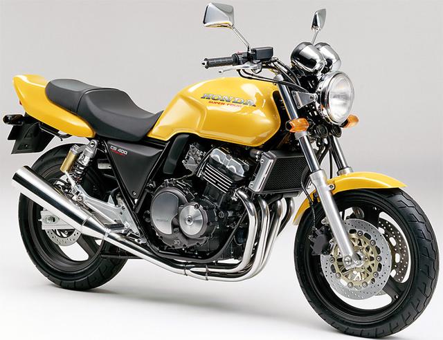 画像: HONDA CB400SF(1992/4・6) CBシリーズの伝統を色濃く受け継いだグラマラスなネイキッドスタイルのボディに、CB-1用ベースの、空冷エンジンを想わせるフィンが刻まれた水冷直4エンジンを搭載。完成度の高さでたちまちベストセラーに。 ●水冷4ストDOHC4バルブ並列4気筒●399cc●53PS/11000rpm●3.7kg-m/10000rpm●172kg(乾)●110/70-17・140/70-17●58万9000円/59万9000円(ツートーン)