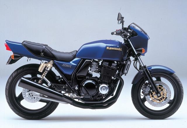 画像: KAWASAKI ZRX(1994/2) 81年のE・ローソンによるAMAスーパーバイクチャンピオン獲得を記念したローソンレプリカ・Z1000Rのイメージを再現したネイキッドスポーツ。ZZR400をベースとする水冷4ストDOHC4バルブエンジンを新設計のダブルクレードルフレーム、φ41mm正立フォークとタンク別体リアサスが組み合わされる。 ●水冷4ストDOHC4バルブ並列4気筒●399cc●53PS/11000rpm●3.8㎏-m/9000rpm●185㎏●110/80-17・150/70-18●59万9000円