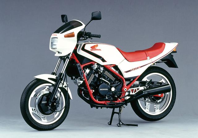 画像: HONDA VT250F(1982/6) 250cc世界初となる水冷90度Vツインは、コンパクト化と高吸入効率を実現したスラント型VDキャブ、11:0の高圧縮比などによりクラストップの35PSを発揮。プロリンクサス、インボードディスク、クイックなハンドリングのフロント16インチなどホンダの技術を結集した1台。 ●水冷4ストDOHC4バルブV型2気筒●248cc●35PS/11000rpm●2.2kg-m/10000rpm●162kg●100/90-16・110/80-18●39万9000円