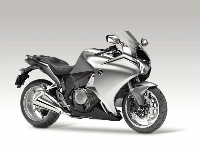 画像: HODA VFR1200F(2010) 先進機能を満載するスポーツツアラー・VFRが、新開発のコンパクトな1200ccV4ユニカムエンジンを搭載してフルモデルチェンジ。 ●水冷4ストOHC4バルブV型4気筒●1236cc●172.6PS/10000rpm●13.15kg-m/8750rpm●267kg●120/70ZR17・190/55ZR17●輸出車