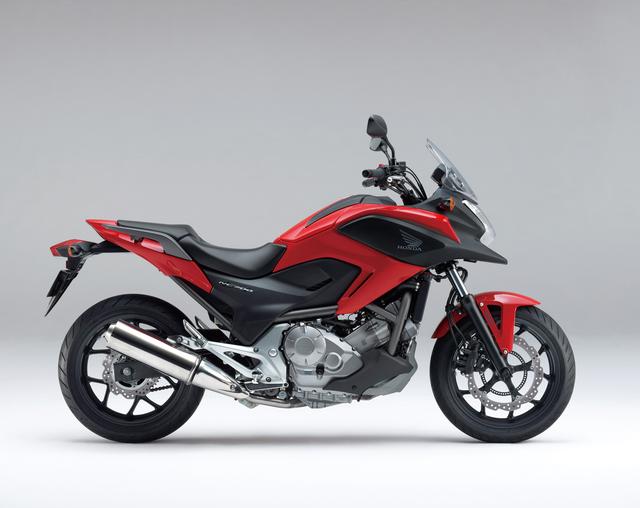 画像: HONDA NC700X タイプLD/ABS/デュアルクラッチトランスミッション<ABS>(2012) NC700XにNC700Sのサスペンションを装着し、シート高を下げ取り回しやすくしたモデル。ノーマル、ABS、DCTのいずれでも選択できる。 ●水冷4ストOHC4バルブ並列2気筒●669cc●50PS/6250rpm●6.2kg-m/4750rpm●214kg(218kg/ABS、228kg/DCT)●120/70ZR17・160/60ZR17●64万9950円(69万9300円/ABS、75万2850円/DCT ABS)