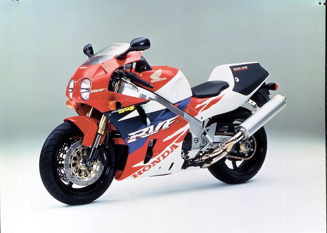 画像: HONDA RVF/RC45(1994/1) RC30の後継となる、スーパーバイクレースのホモロゲーション取得用マシン。ワールドスーパーバイク選手権や全日本選手権、鈴鹿8耐などで無敵の強さを誇った。1994年8月〜10月の予約制・期間限定生産モデル。 ●水冷4ストDOHC4バルブV型4気筒●749cc●77PS/11500rpm●5.7kg-m/7000rpm●189kg●130/70ZR17・190/50ZR17●200万円