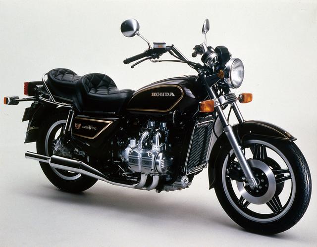 画像: HONDA GOLDWING GL1100(1980) GL1000の基本構成を残すネイキッドスタイルだが、ホイールベースの延長で安定性を高めたのに加え、ハンドルやシート、サスペンションを変更して快適性をアップし、ツアラーとしての適性を高めたGL1100のスタンダードモデル。 ●水冷4ストOHC2バルブ水平対向4気筒●1085 cc●81 PS/7000rpm●9.0kg-m/5500rpm●267kg(乾)●110/90-19・150/130/90-17●輸出車