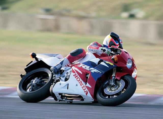 画像: HONDA RVF/RC45(1994/1) ●水冷4ストDOHC4バルブV型4気筒●749㏄●77PS/11500rpm●5.7㎏-m/7000rpm●189㎏●130/70ZR17・190/50ZR17●200万円(当時)