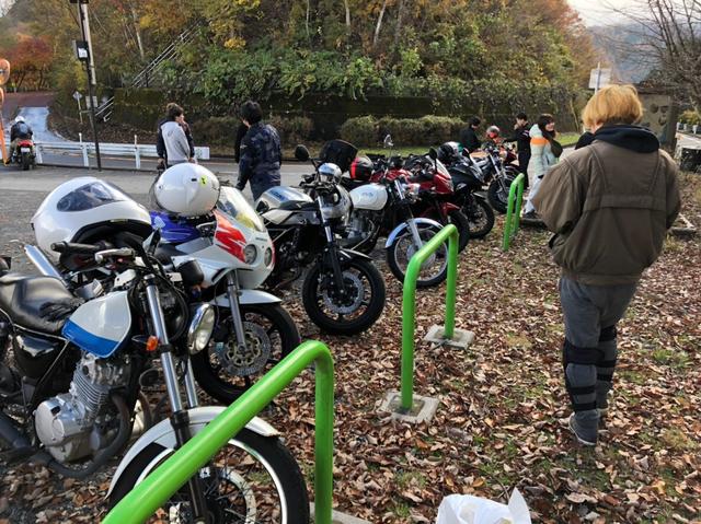 画像: 大抵は20人前後のマスツーリングで、賑やかで楽しいけど移動中の先導はメチャメチャ気 を使います...