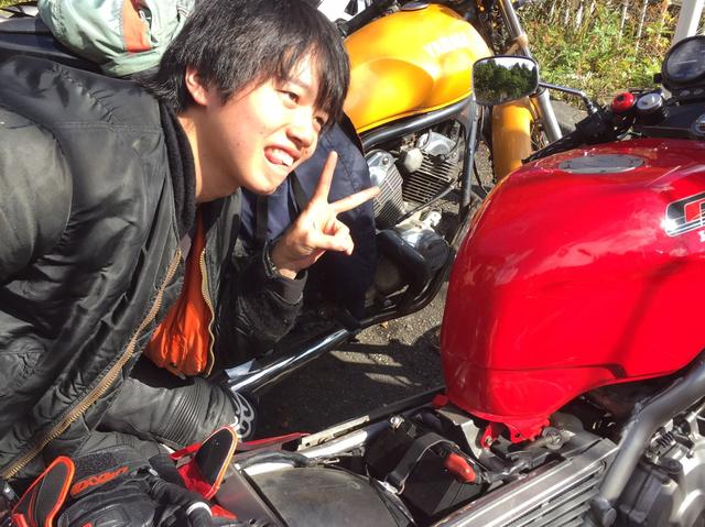 画像: ツーリング先でバッテリーが終わってしまったCB-1とあまりのショックに錯乱したEMOくん