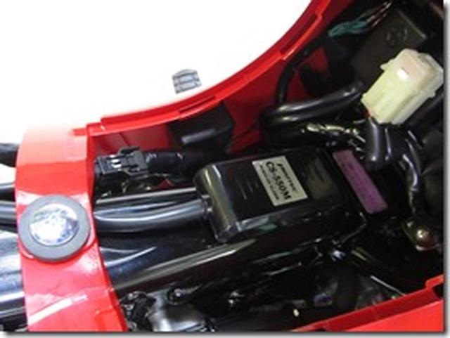 画像: センサーとスピーカーはバッテリー付近に取り付ける。(‘12~スーパーカブ110/50、’13~クロスカブ110/50)