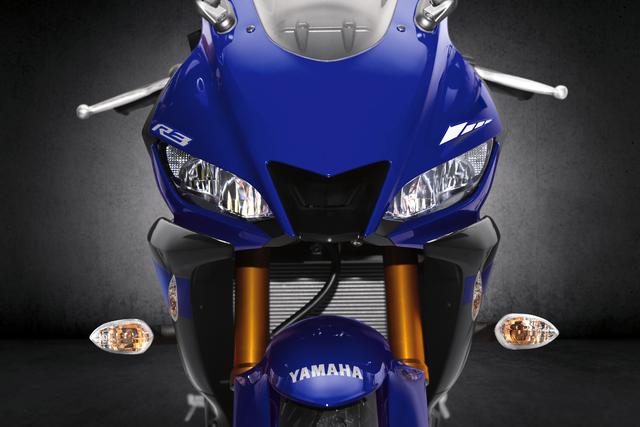 画像: こちらは昨年発表された、海外仕様のYZF-R3。R25と共通デザインです。正面から見た印象も大きく変化しています。