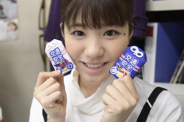 画像: 梅本まどかさんが持っているのは、初公開となる女子部のお守り。大阪&東京モーターサイクルショーから発売開始予定です。